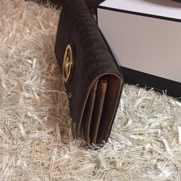 Michael Kors Fulton Brown Carryall Wallet - Picture 9 of 13